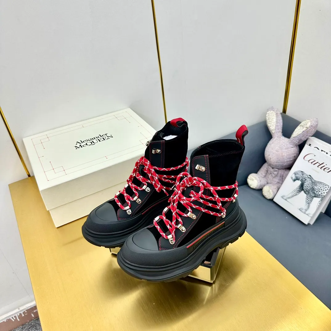 👟👟Ex-factory price 680👟👟 Alexander McQueen's latest thick-soled Martin boots, original 1:1 development, outsole original open-film TPU sole, fabric full-grain cowhide + high mercerized cowhide, lining sheepskin original hardware carabiner bottom height 5cm Size: #35-40 39-45